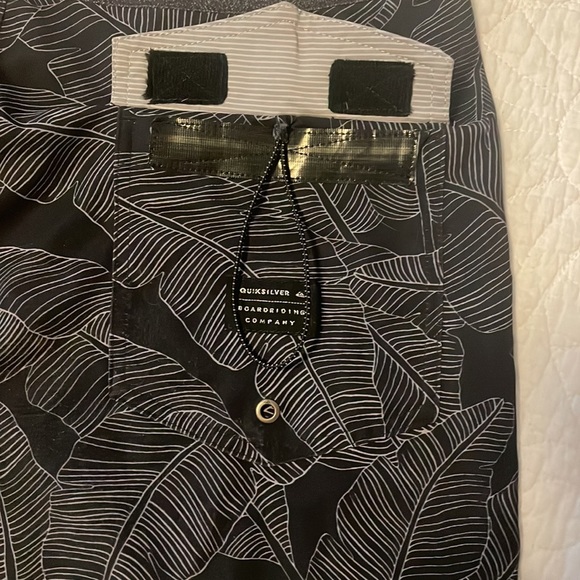QUICKSILVER•BOARD SHORTS•SWIM TRUNKS•MENS 32 - Picture 7 of 9